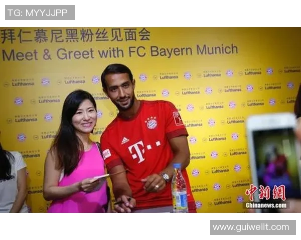 美国演员与足球明星亲密合影展现友谊与合作的魅力与激情